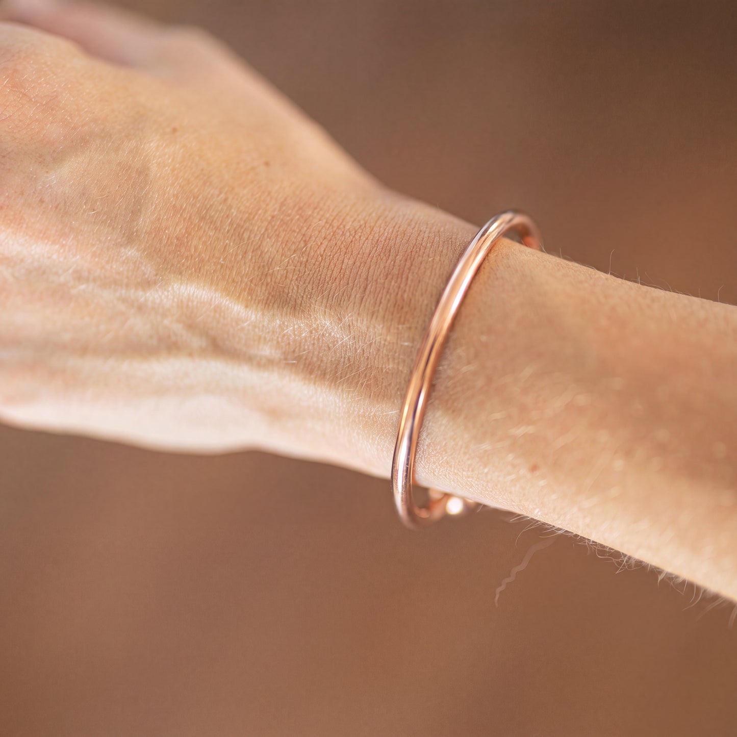 Kopero Premium Bracelet en Cuivre Rond, photo détaillée de la manchette ronde et lisse sur la peau