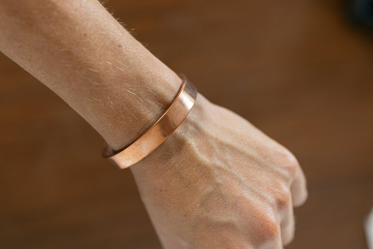 Kopero koperen armband glad om de pols