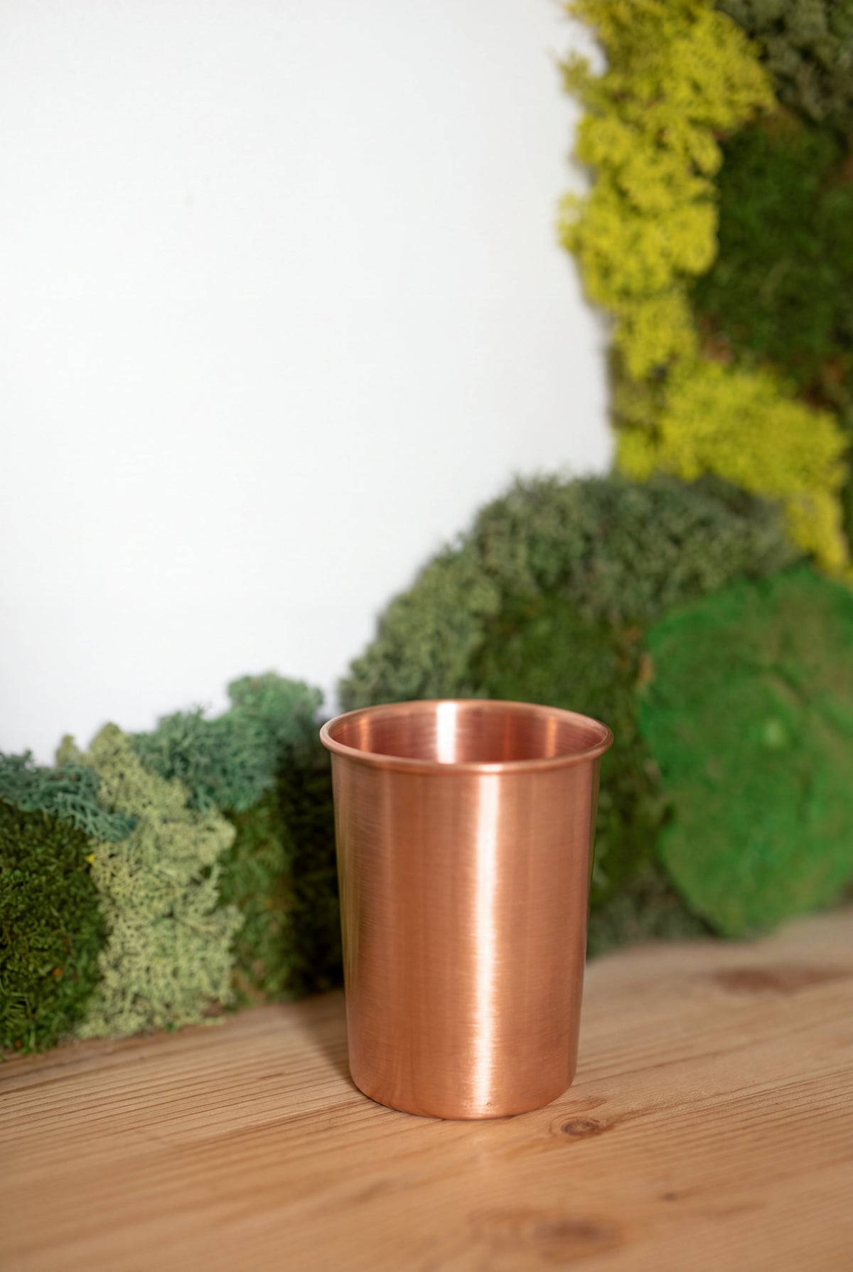 Gobelet Kopero lisse sur une table en bois
