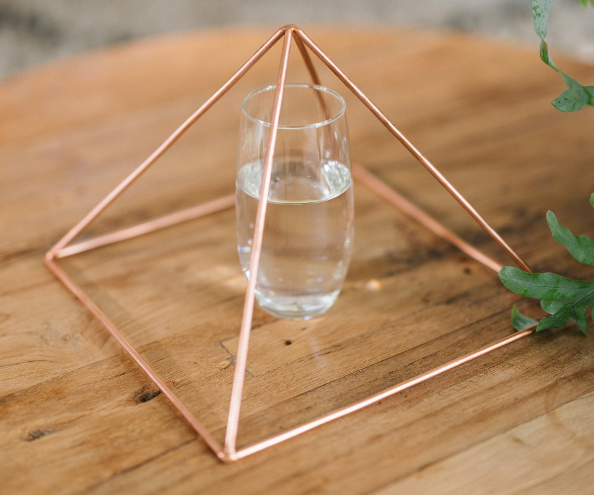 Kopero Koperen Piramide Energizer Glad Groot (23,56 cm), met een glas water eronder