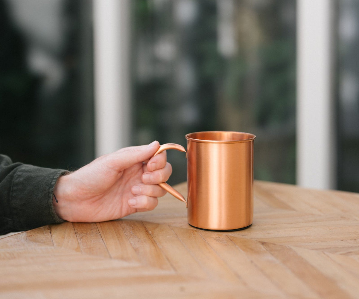 Café et thé dans un mug en cuivre : à quoi faire attention ?