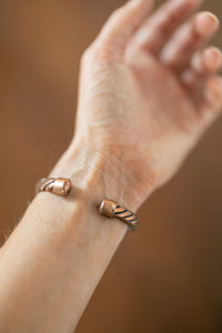 Kopero Premium Koperen Armband Gedraaid, close-up van de open uiteinden van de cuff