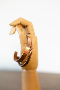 Kopero Premium Koperen Armbanden Gedraaid en Glad, detailfoto van beide cuffs samen