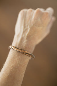 Bracelet en cuivre Kopero Torsadé au poignet, gros plan sur le fil de cuivre torsadé