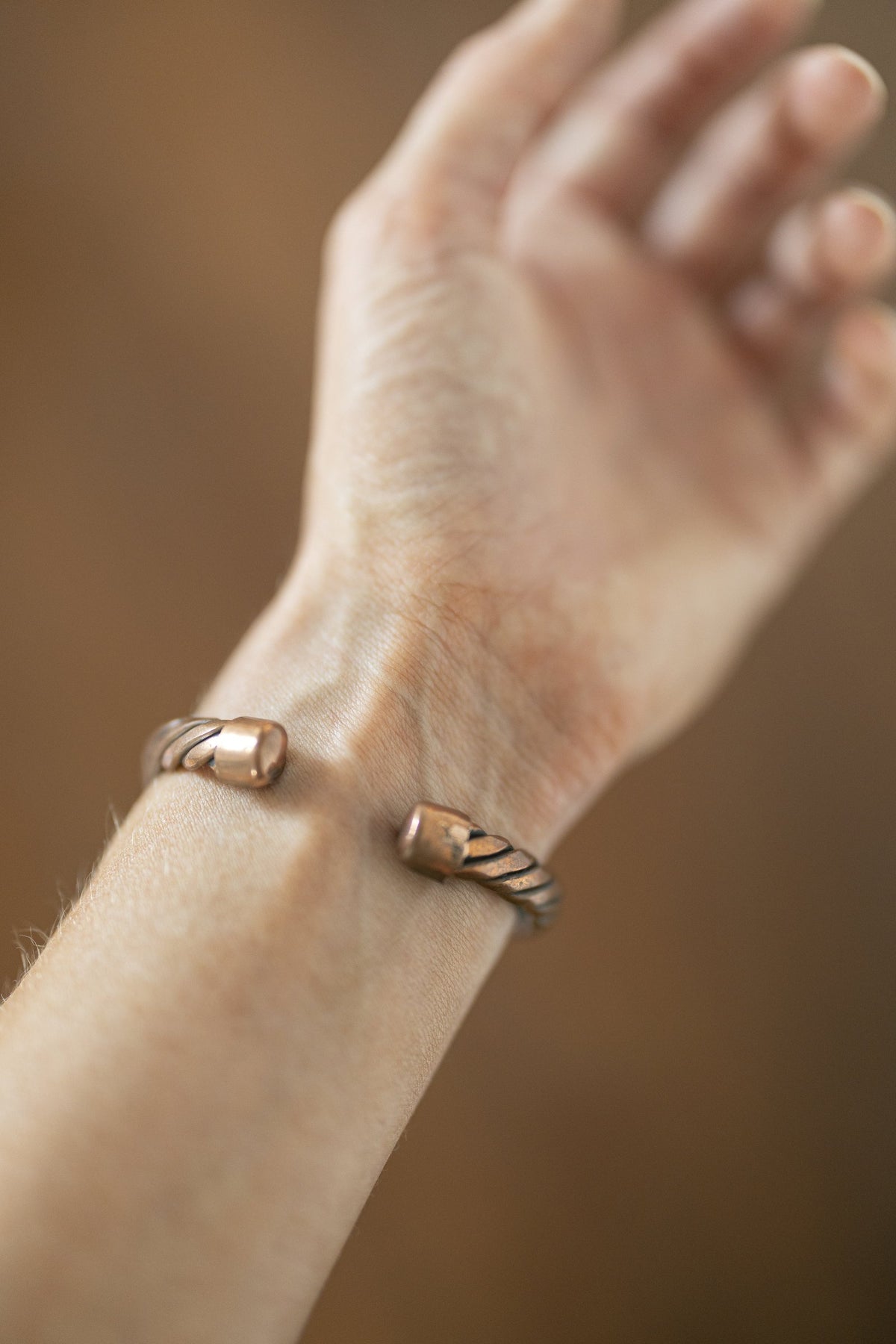 Bracelet en cuivre Kopero Torsadé, photo détaillée des extrémités ouvertes de la manchette