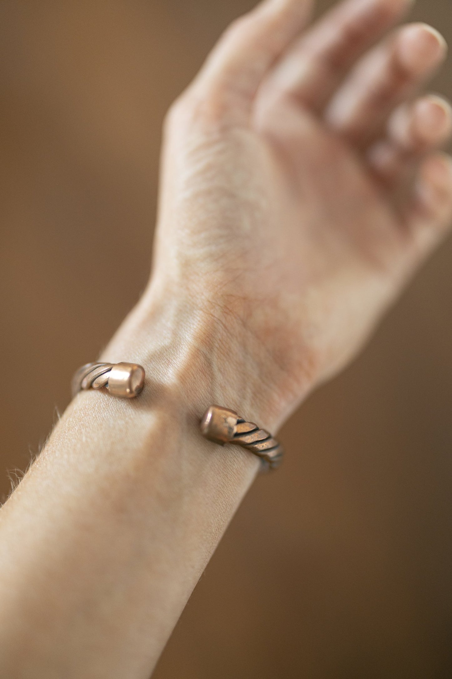 Bracelet en cuivre Kopero Torsadé, photo détaillée des extrémités ouvertes de la manchette