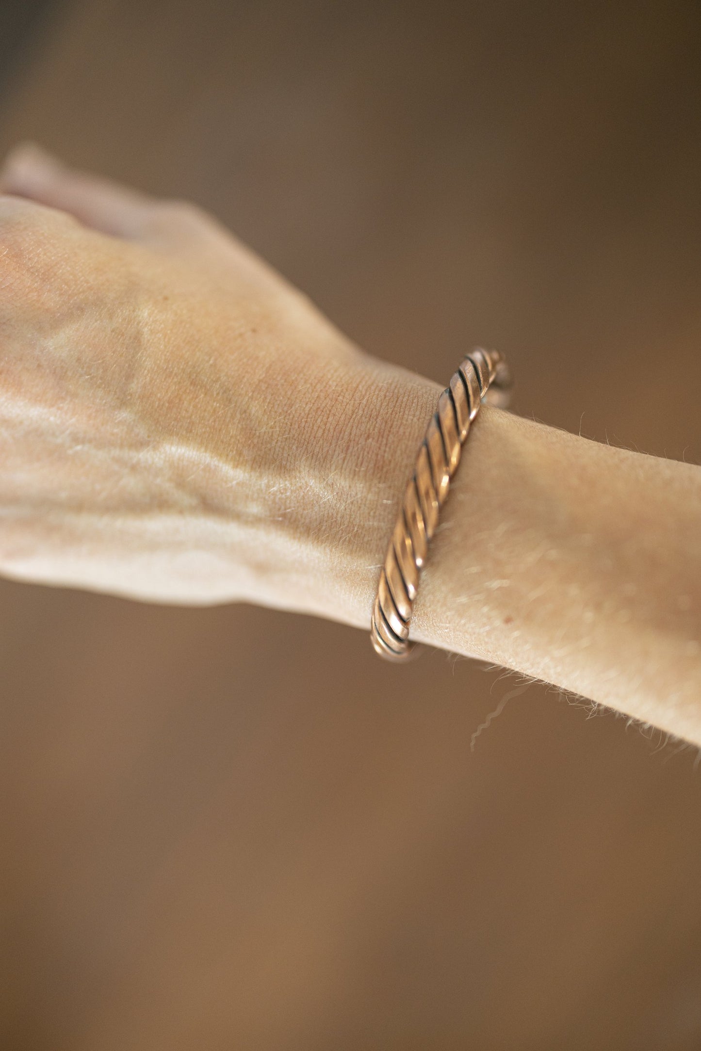 Bracelet en cuivre Kopero Torsadé au poignet, vue de côté