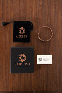 Bracelet en cuivre Kopero Torsadé avec pochette en velours, écrin cadeau et carte de remerciement