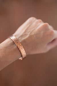 Bracelet en cuivre Kopero Martelé au poignet, gros plan sur la texture martelée