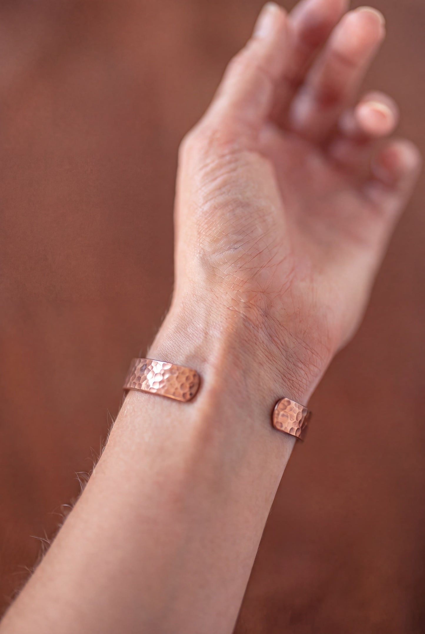 Bracelet en cuivre Kopero Martelé, photo détaillée des extrémités ouvertes de la manchette