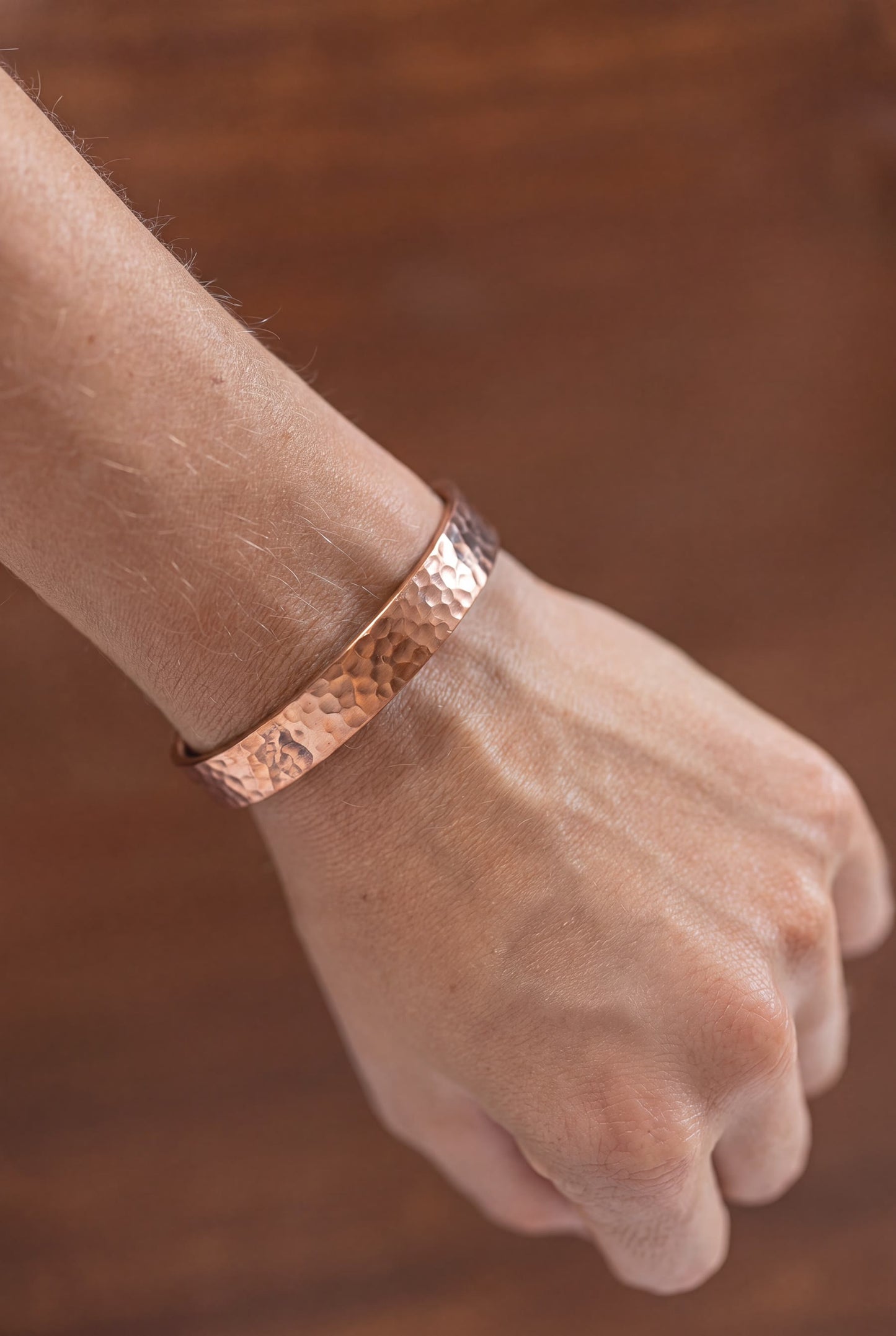Bracelet en cuivre martelé Kopero au poignet, vue de côté