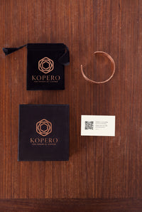 Bracelet en cuivre martelé Kopero avec sa pochette en velours, son écrin et sa carte de remerciement