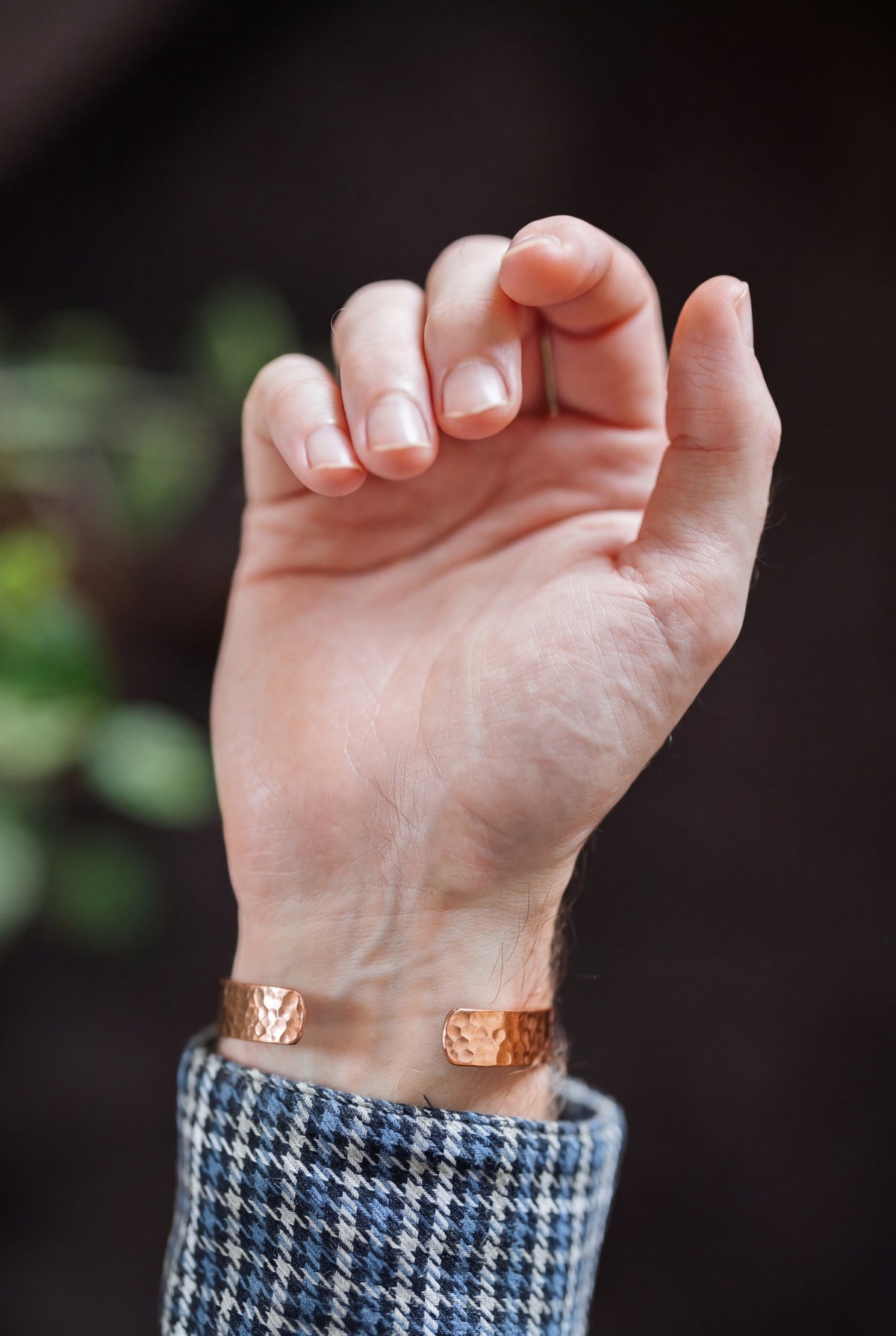 Kopero Koperen Armband Gehamerd, om de pols, met de hand open en de uiteinden van de armband zichtbaar