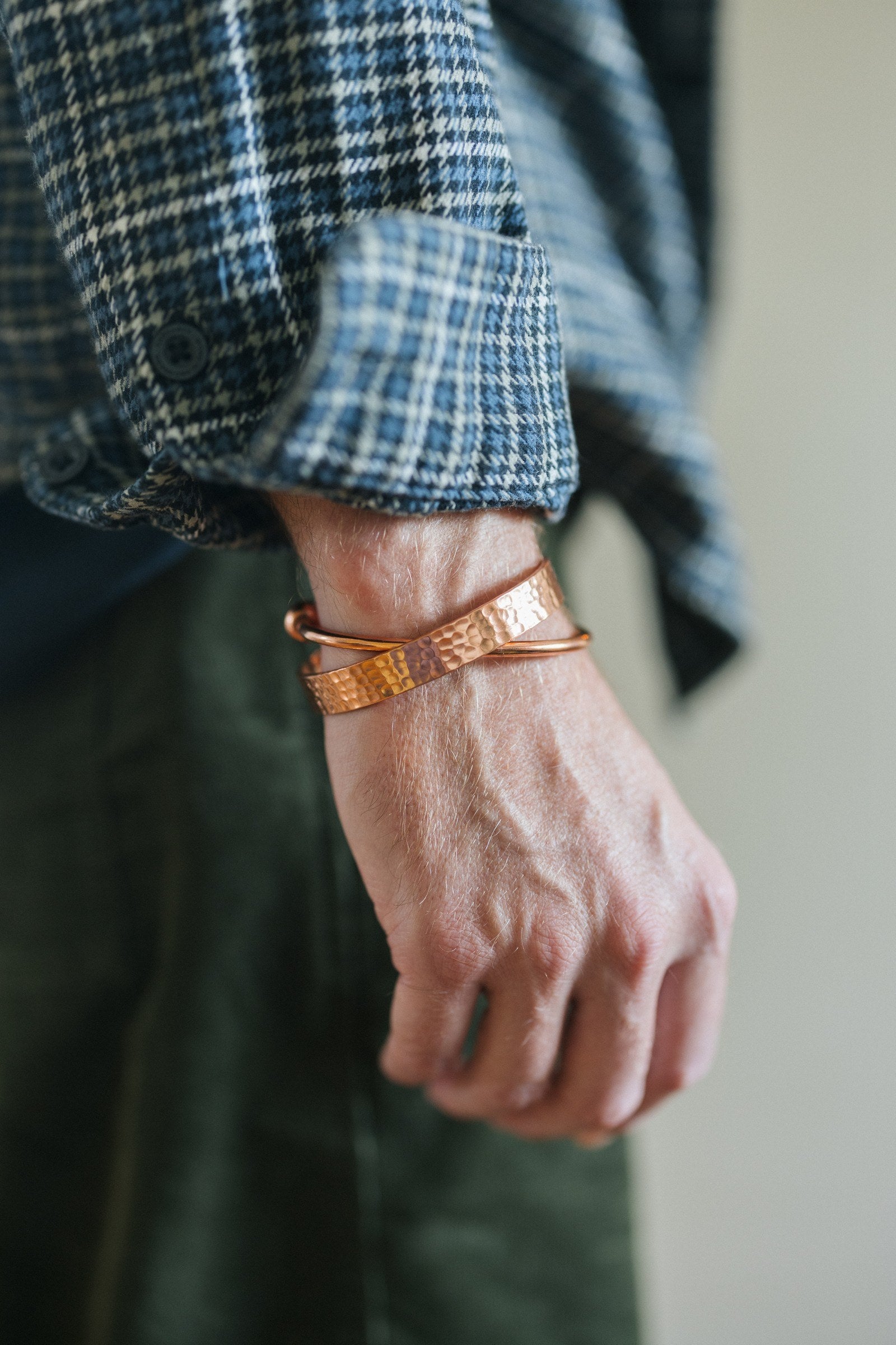 Gehamerde koperen armbanden