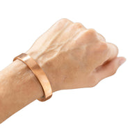 Bracelet en cuivre Kopero Lisse au poignet, manchette plate en cuivre pur