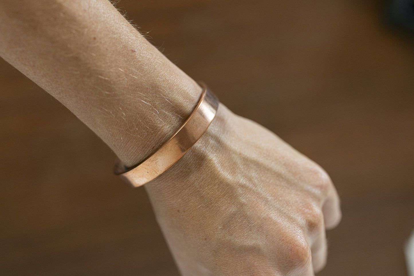 Bracelet en cuivre Kopero Lisse au poignet, vue de côté