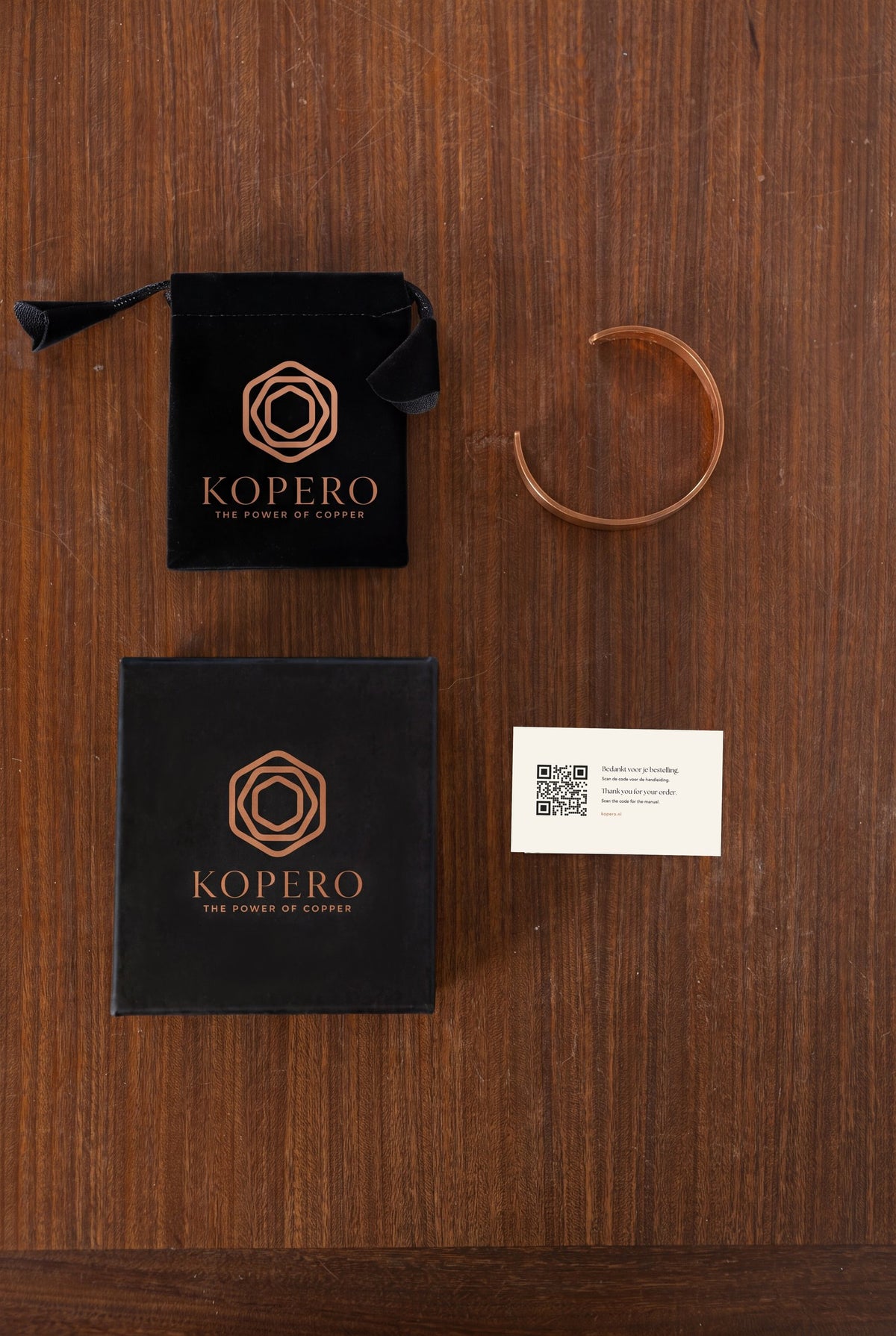 Bracelet en cuivre Kopero Lisse avec pochette en velours, écrin cadeau et carte de remerciement