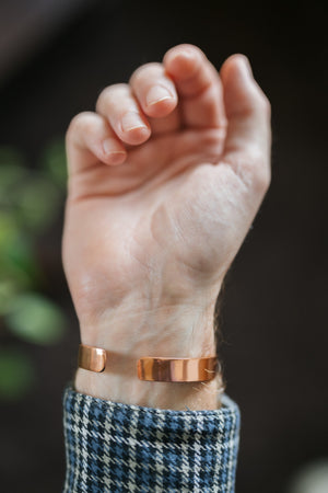 Kopero Koperen Armband Glad, om de pols, met de hand open en de uiteinden van de armband zichtbaar