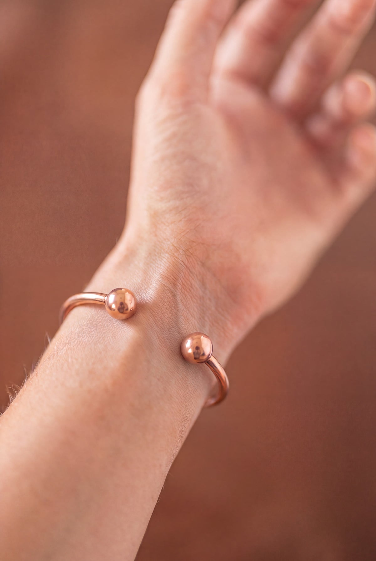 Bracelet en cuivre rond Kopero, détail des extrémités ouvertes avec leurs boules