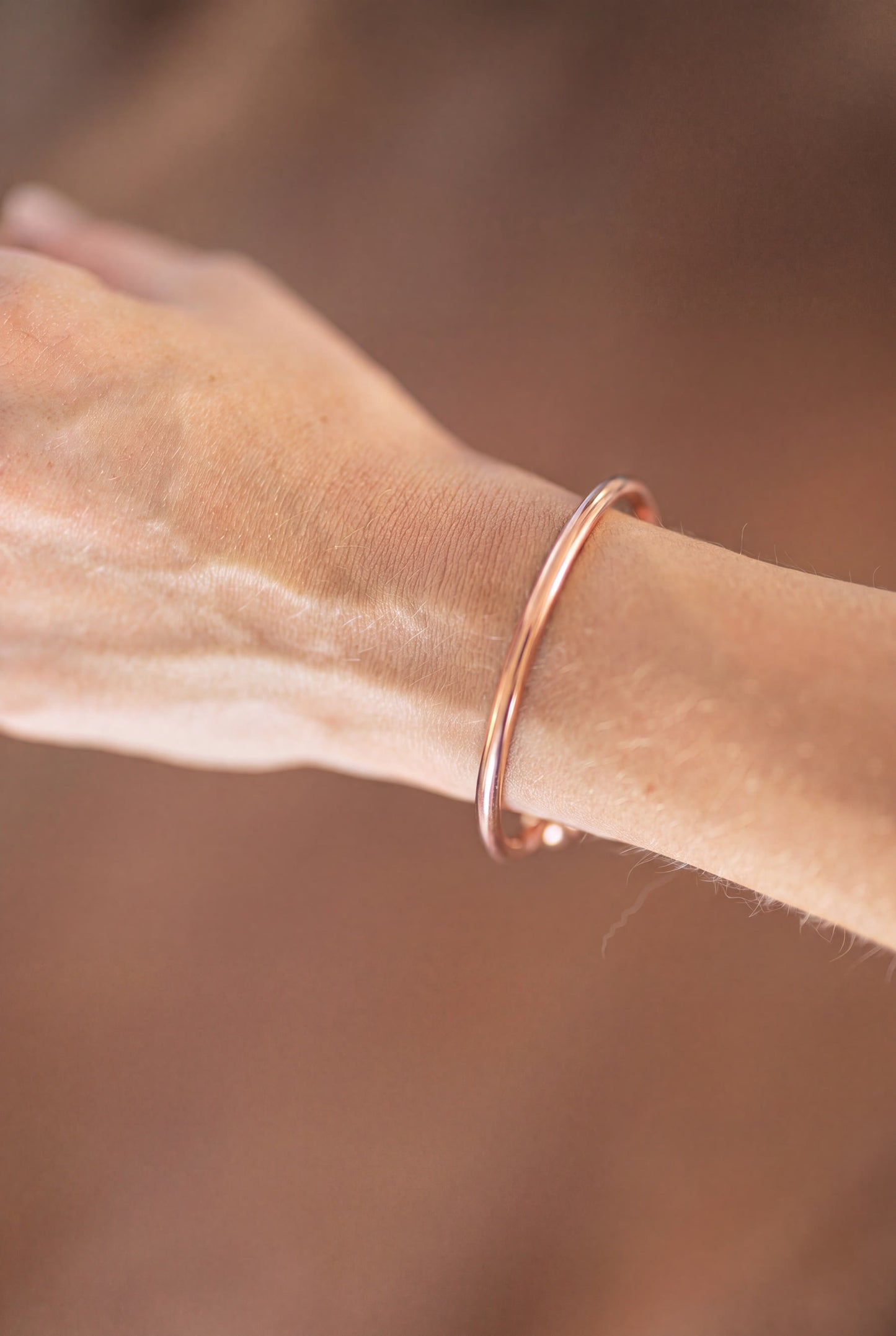 Bracelet en cuivre rond Kopero au poignet, vue de côté