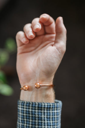 Kopero Koperen Armband Rond, om de pols, met de twee bolletjes aan de uiteinden zichtbaar