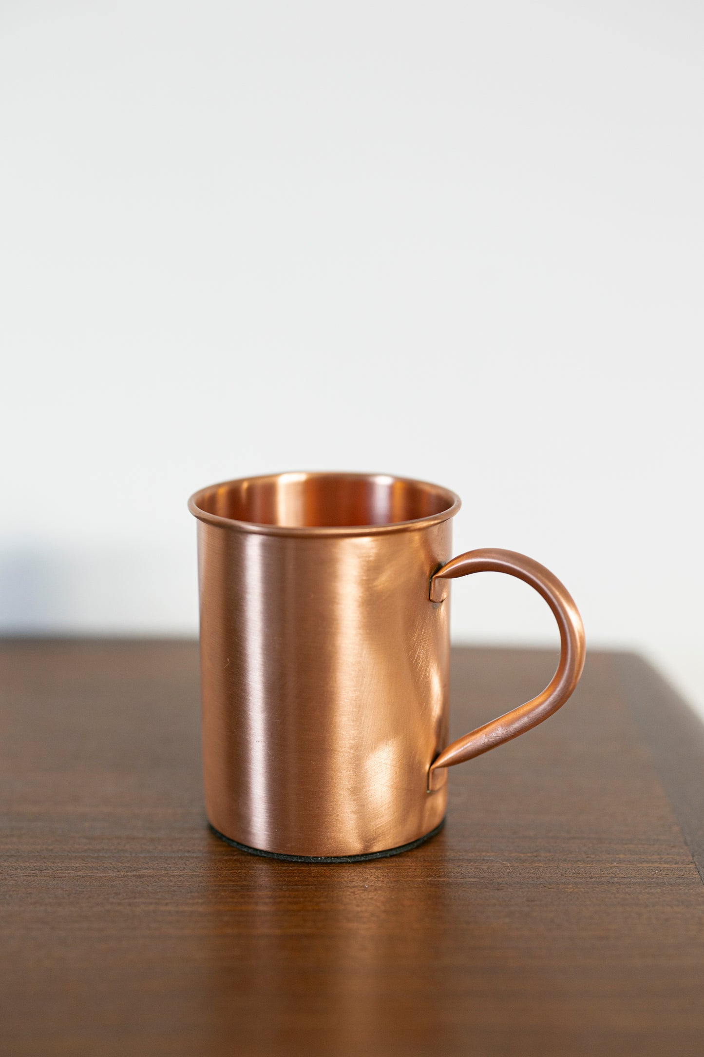 Kopero Premium Koperen Mok Glad, 400 ml, 100% puur koper, close-up op houten tafel