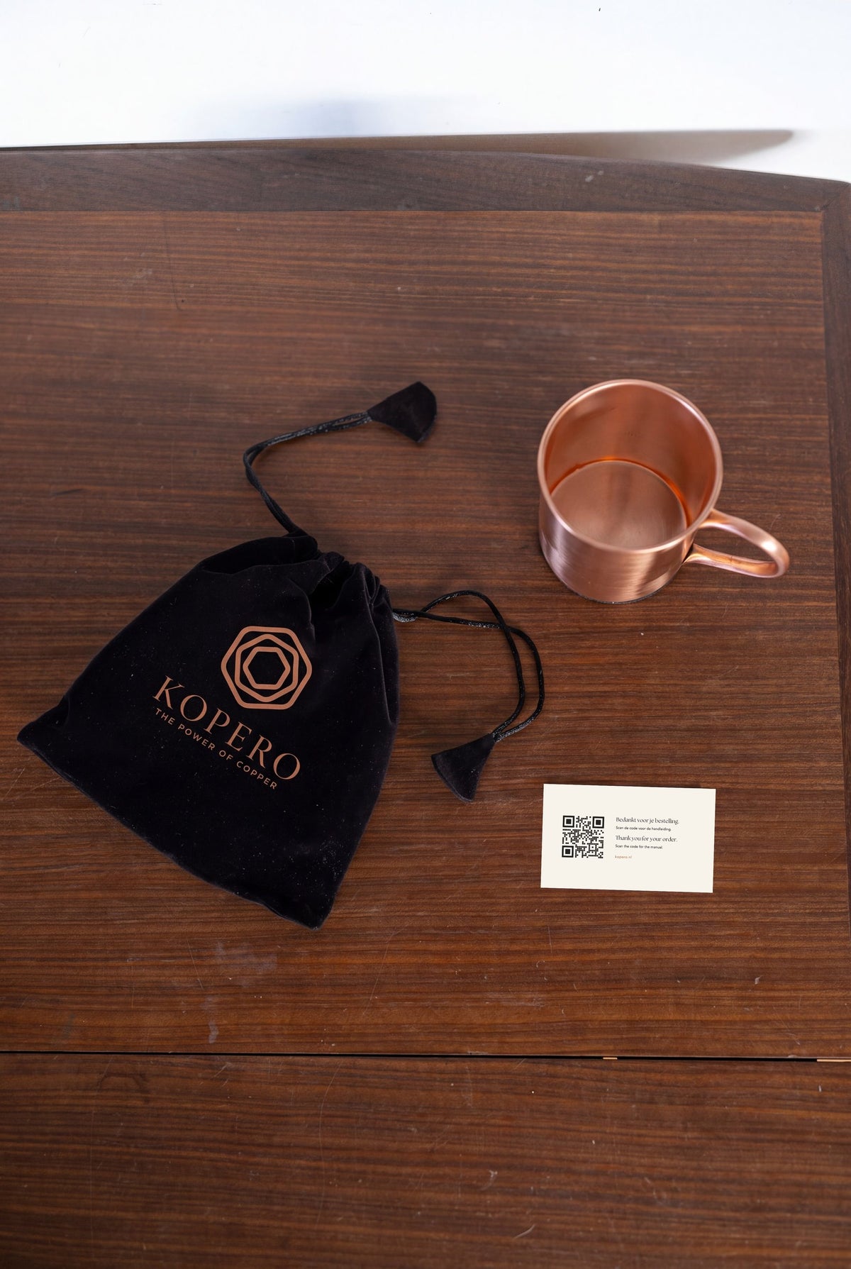 Mug en cuivre Kopero Lisse vu de dessus avec pochette en velours et carte de remerciement