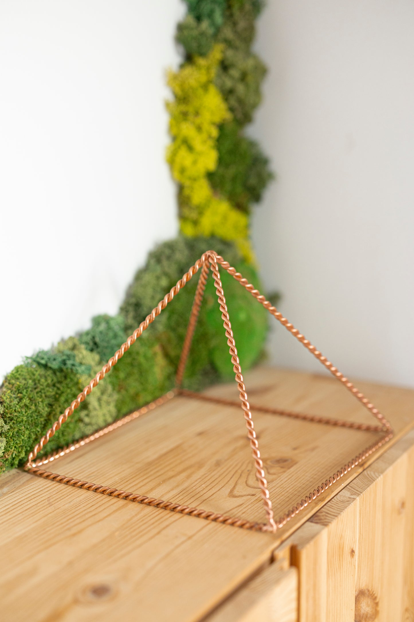 Kopero Pyramide Énergisante en Cuivre Torsadé, 23,56 cm, cuivre massif, sur meuble en bois avec décoration de mousse