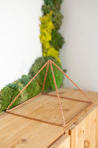 Kopero Pyramide Énergisante en Cuivre Torsadé, 23,56 cm, cuivre massif, sur meuble en bois avec décoration de mousse