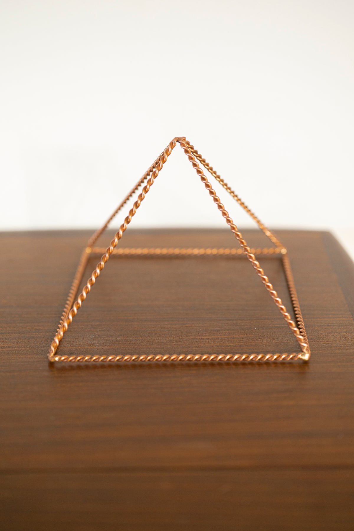 Kopero Pyramide Énergisante en Cuivre Torsadé, 23,56 cm, cuivre massif, vue de face