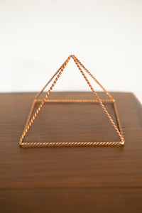 Kopero Pyramide Énergisante en Cuivre Torsadé, 23,56 cm, cuivre massif, vue de face