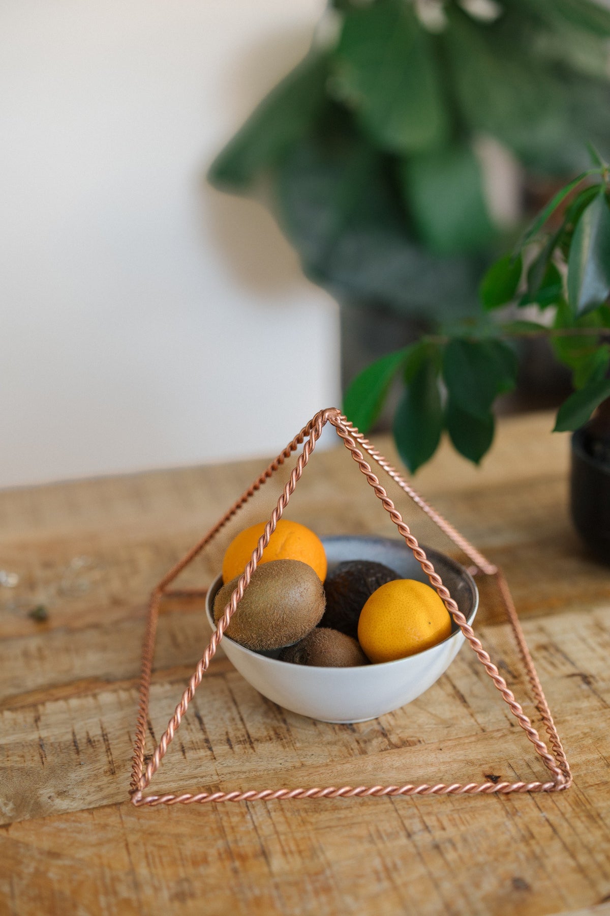 Kopero Koperen Piramide Energizer Gedraaid Groot (23,56 cm), met een schaal fruit eronder