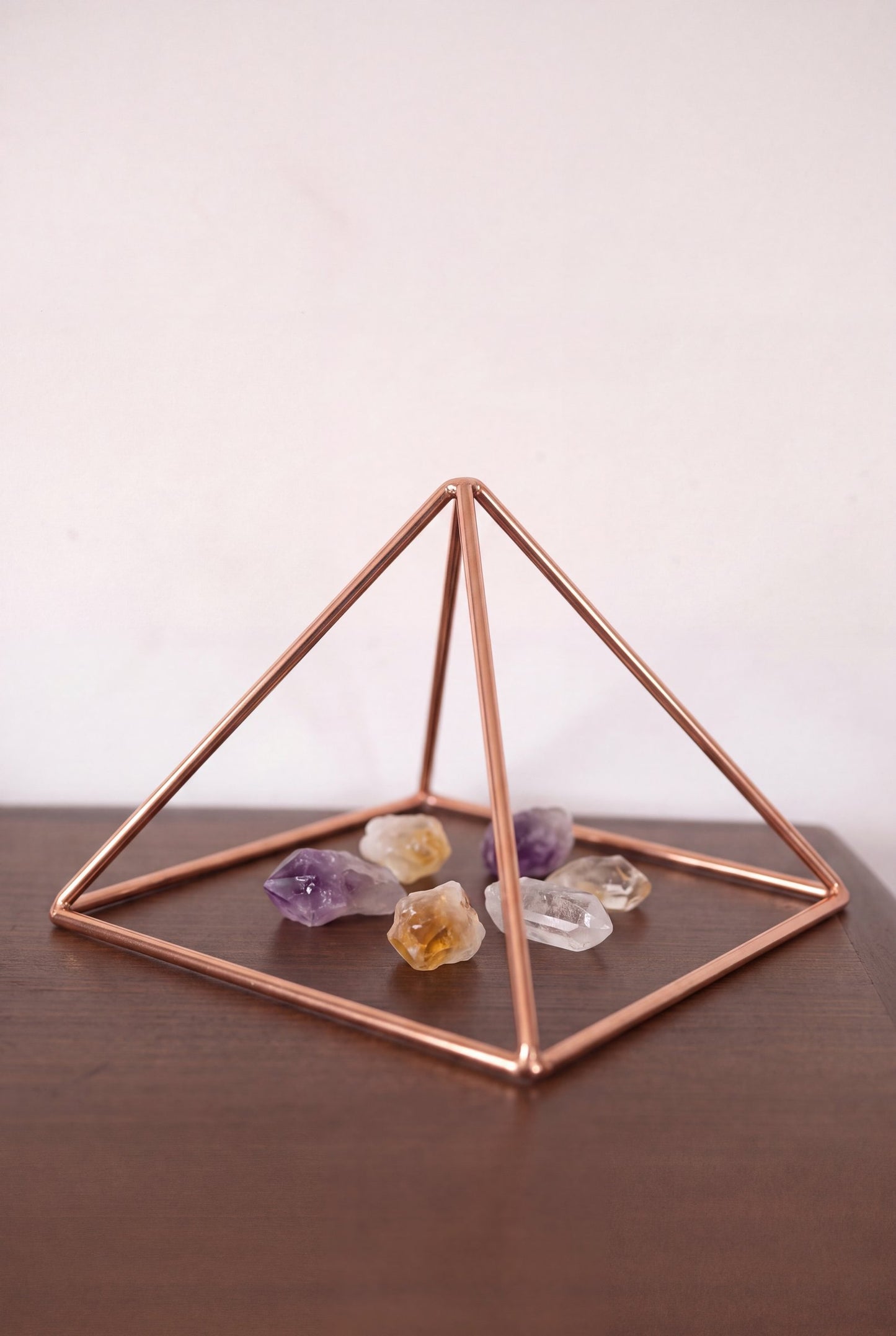 Pyramide énergisante en cuivre lisse Kopero Petite (14,56 cm) au-dessus d'améthyste et de citrine