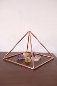 Pyramide énergisante en cuivre lisse Kopero Petite (14,56 cm) au-dessus d'améthyste et de citrine