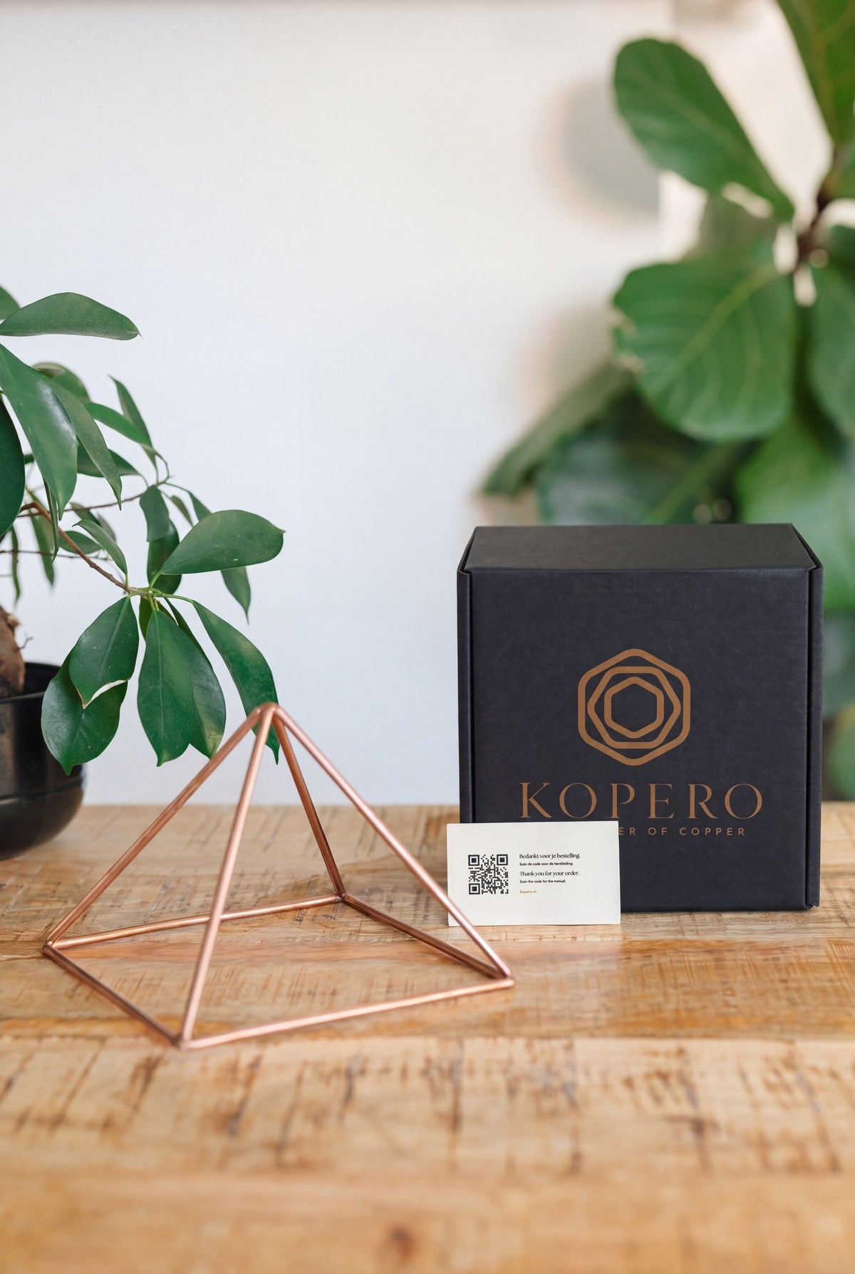 Kopero Koperen Piramide Energizer Glad Klein (14,56 cm), met de zwarte merkdoos en het bedankkaartje