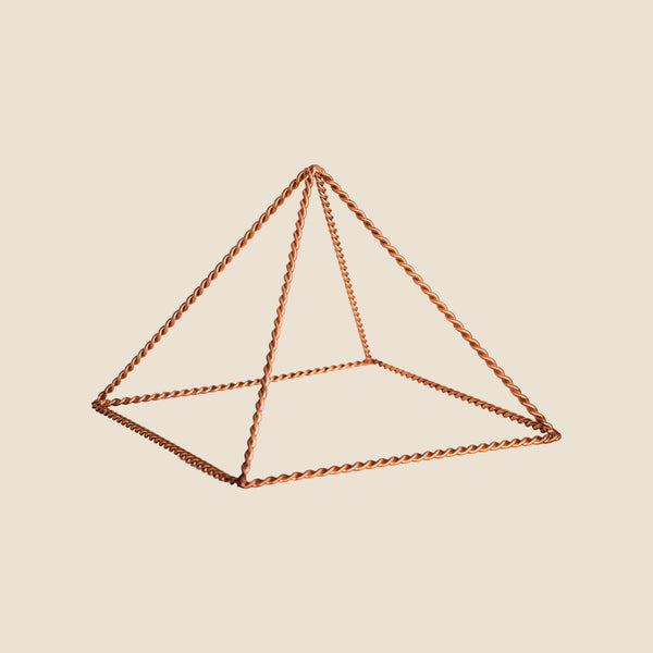 Kopero Pyramide énergisante en cuivre torsadé Grande (23,56 cm)