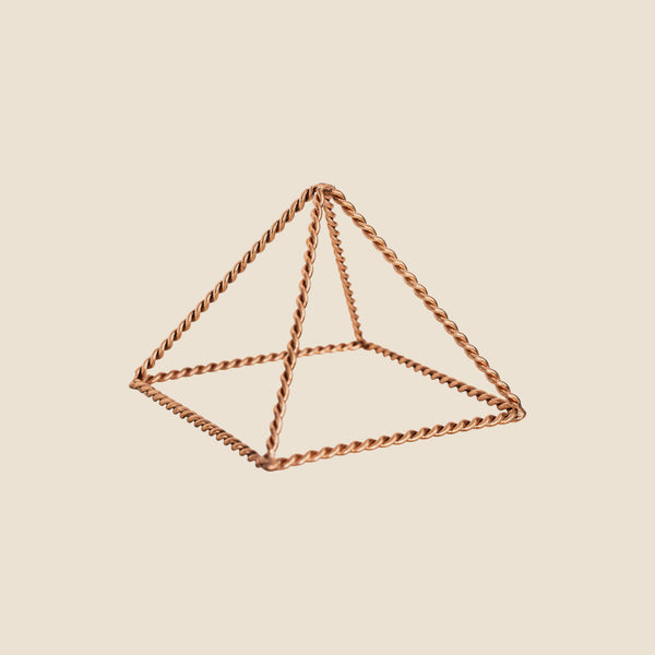 Kopero Pyramide énergisante en cuivre torsadé Petite (14,56 cm)