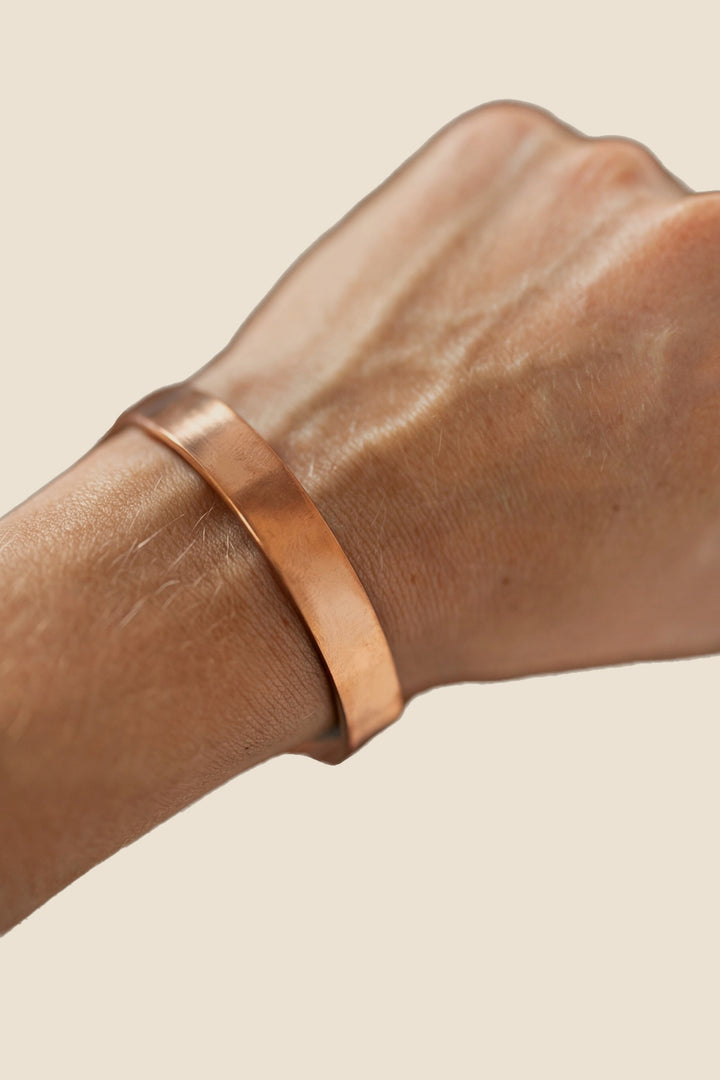 Kopero Koperen Armband Glad, om de pols, productfoto op witte achtergrond