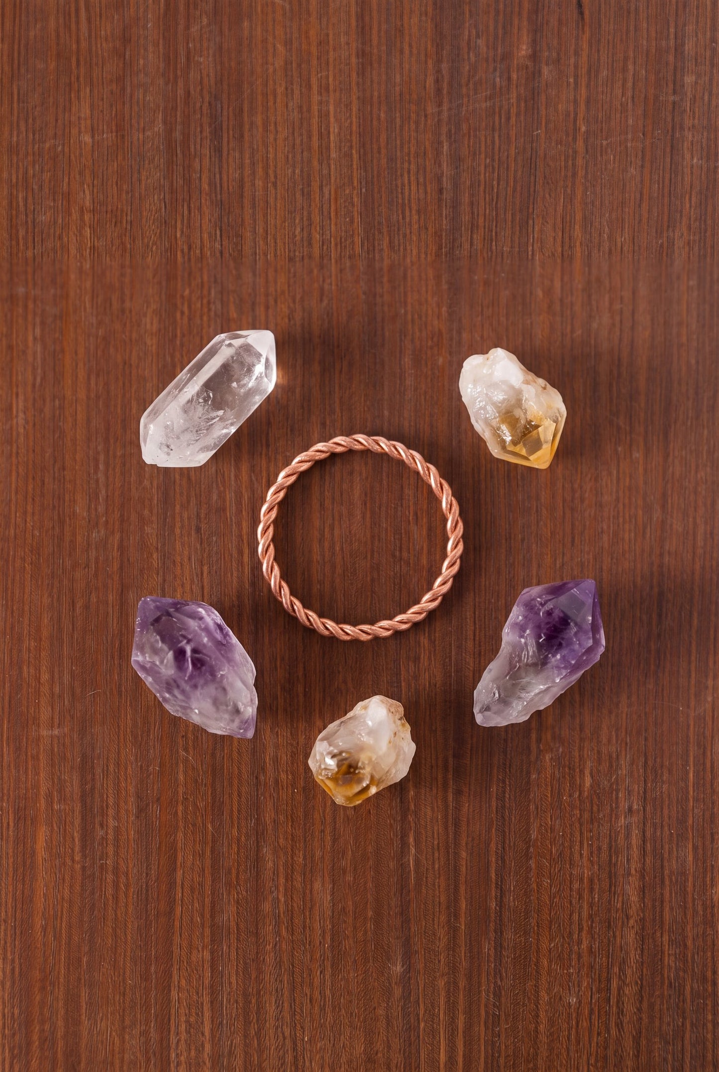 Anneau tenseur en cuivre Kopero sur du bois, entouré d'améthyste, de citrine et de cristal de roche