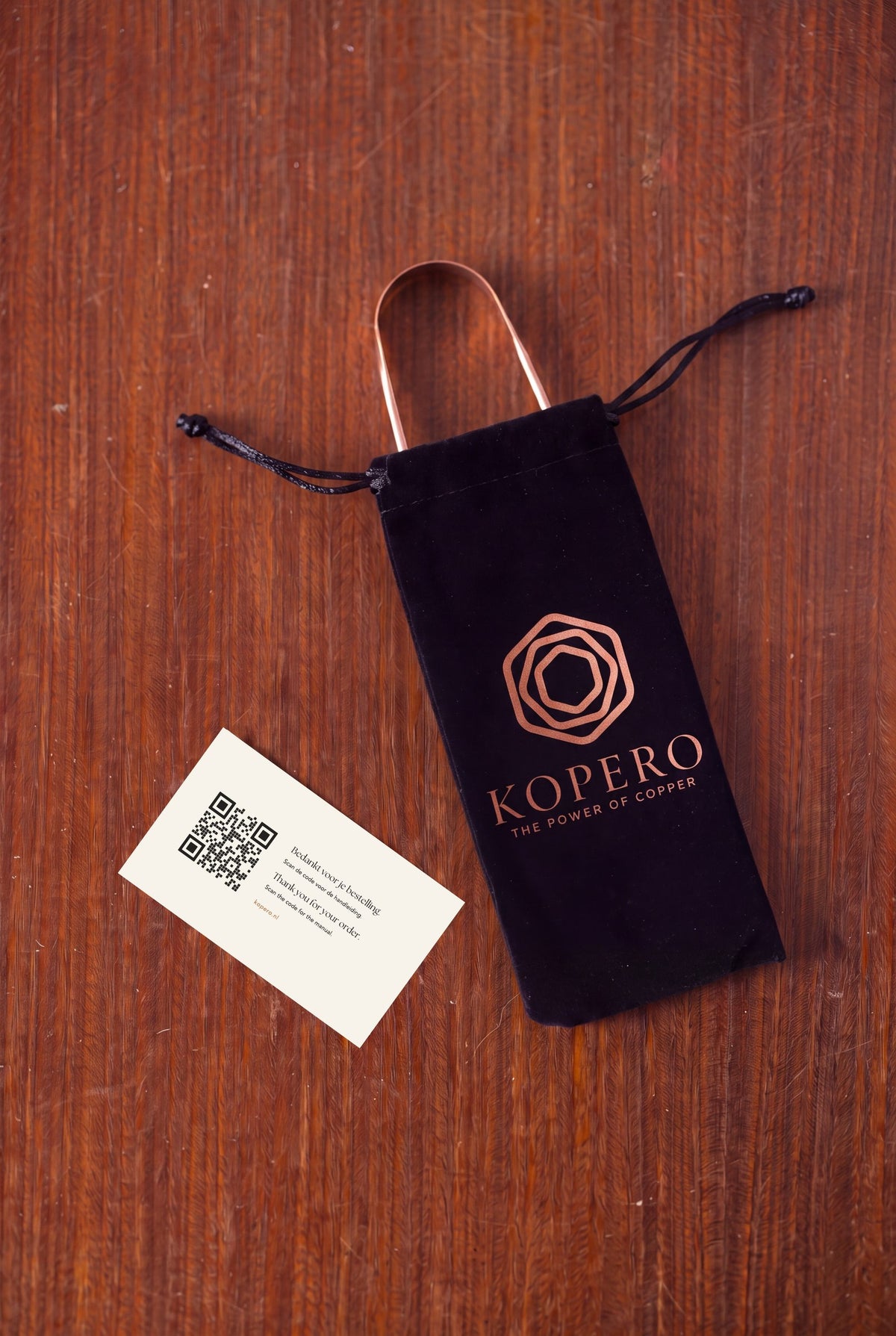Racle-langue en cuivre Kopero dans la pochette en velours avec carte et code QR