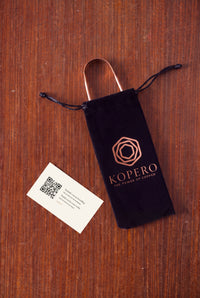 Racle-langue en cuivre Kopero dans la pochette en velours avec carte et code QR