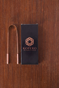 Racle-langue en cuivre Kopero à côté du coffret cadeau noir