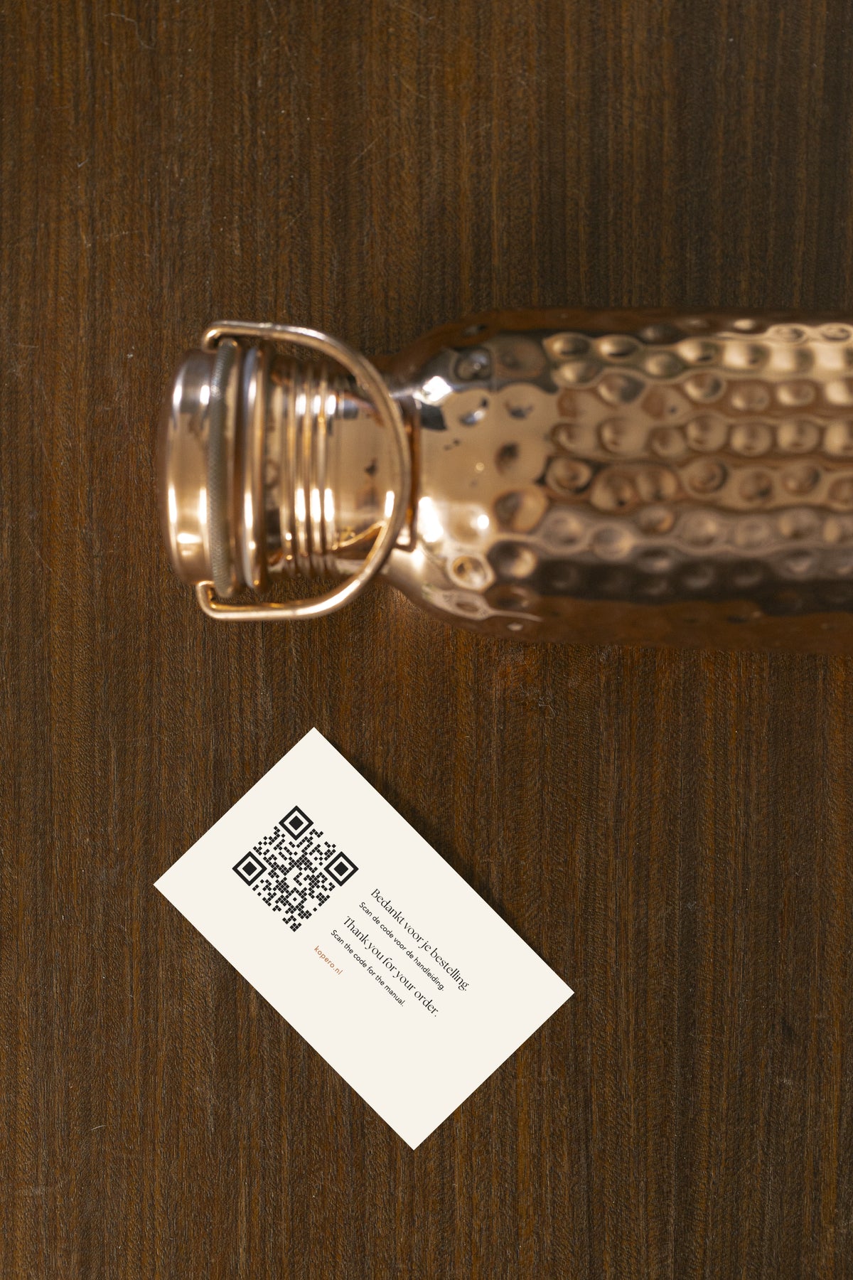 Gourde en cuivre Kopero Martelée vue de dessus avec carte de remerciement et QR code pour le mode d'emploi