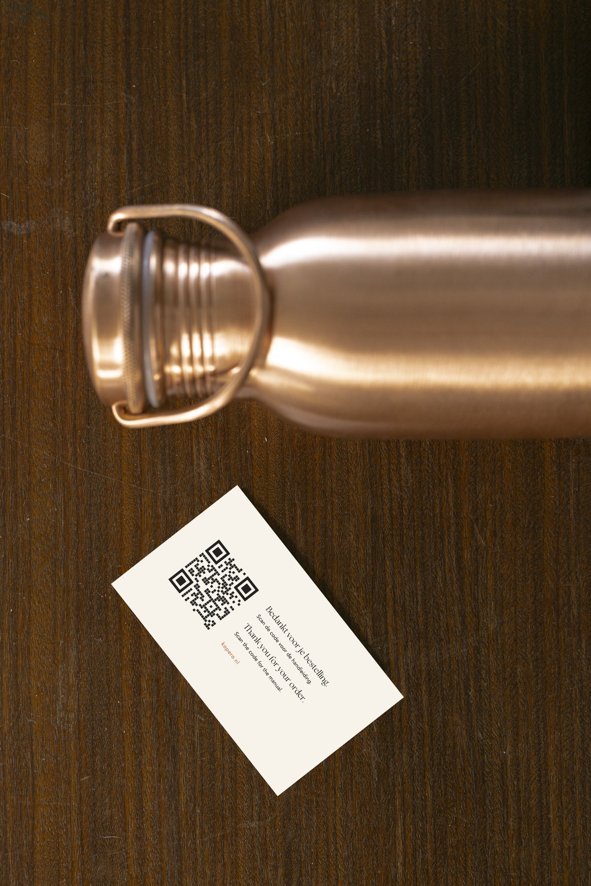 Gourde en cuivre Kopero Lisse vue de dessus avec carte de remerciement et QR code pour le mode d'emploi